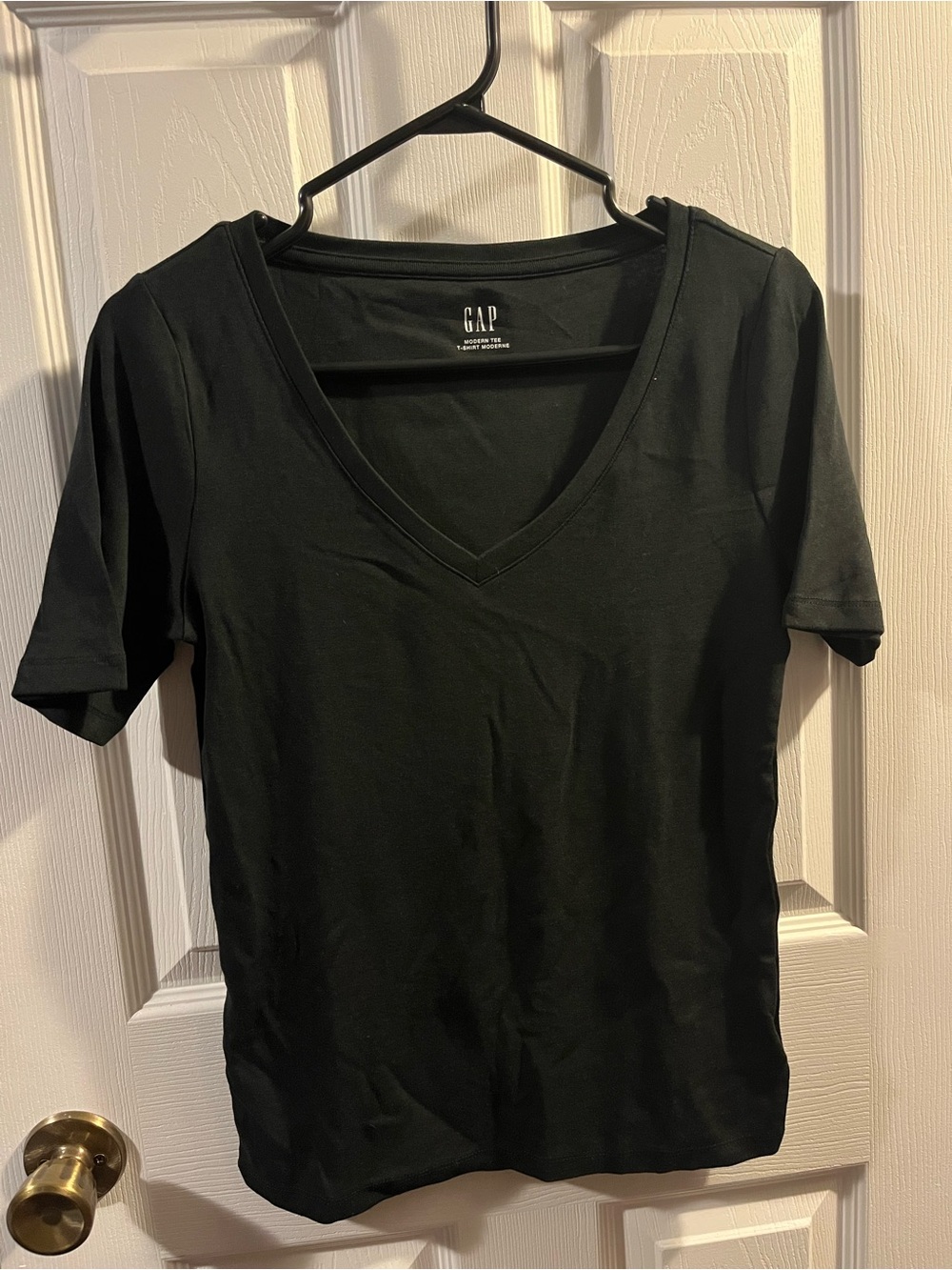 Women’s GAP Black Modern Tee V-Neck Short Sleeve - Fit Petite Size Medium